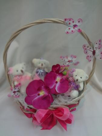 Корзина с тремя мишками и цветами 